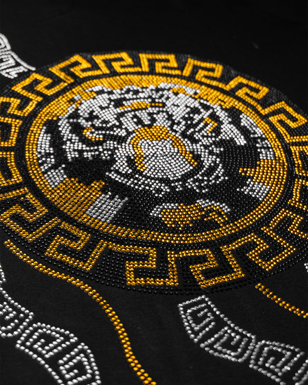 فستان استقبال قصير – أسود قطني بنقوش الميدالية الملكية والنمط اليوناني بستراس كريستال حراري