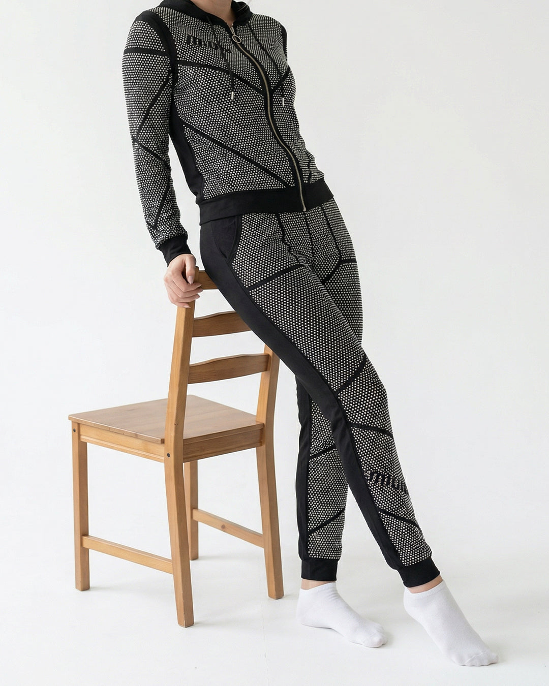 طقم بيجاما قطن فاخر – هودي وبنطلون مرصع بالكامل