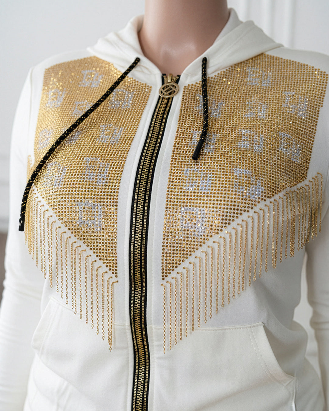 طقم بيجاما قطن ملكي – أبيض مرصع بسلاسل ذهبية وكريستال