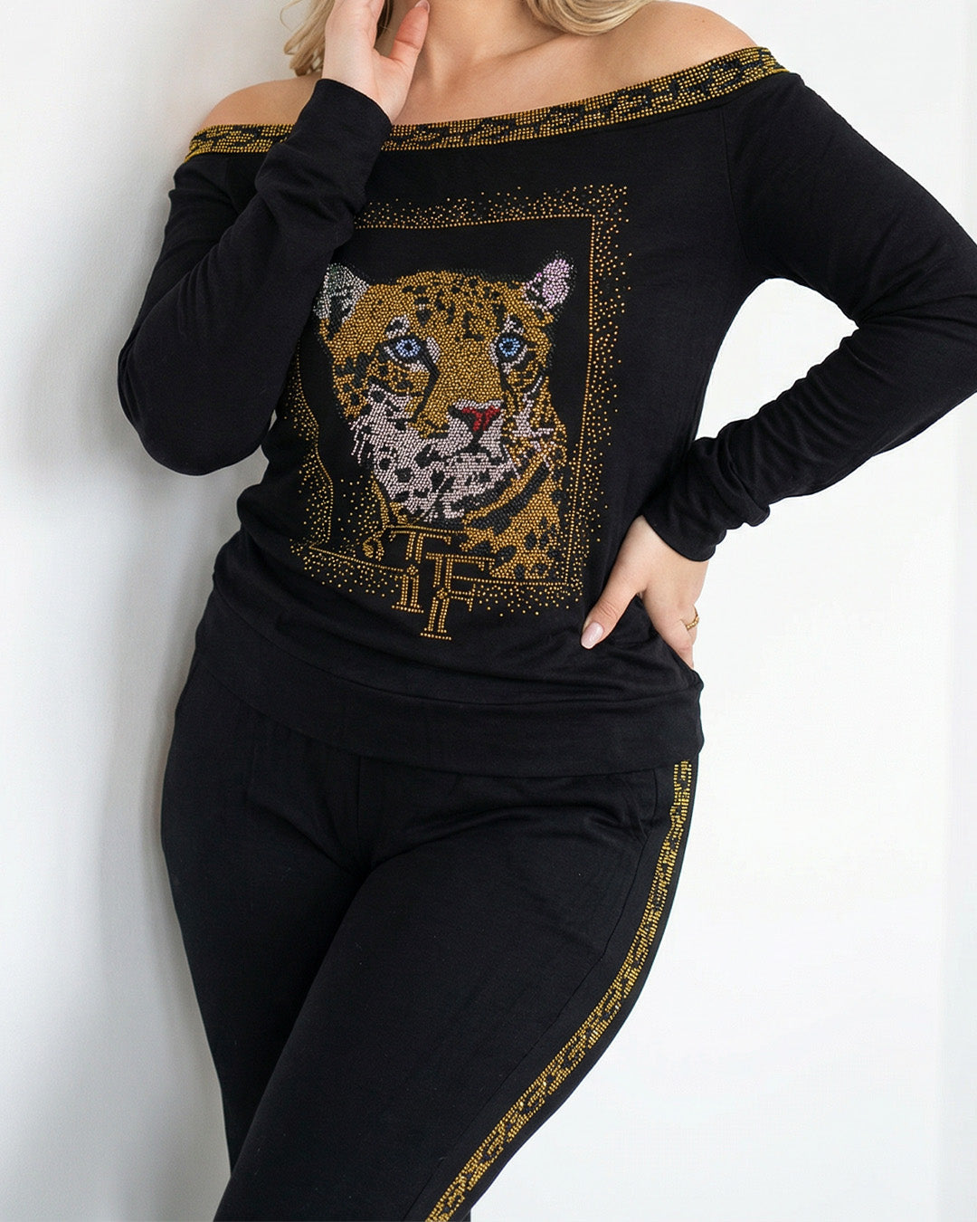 طقم قطن أسود أوف شولدر برسمة الفهد - ستراس كريستال حراري