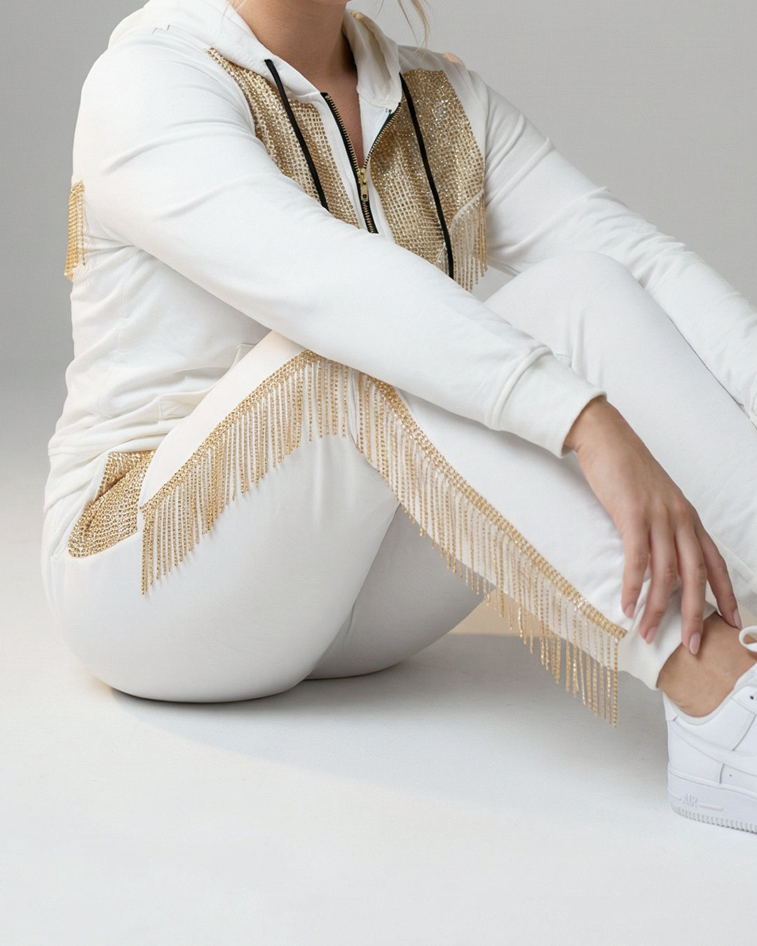 طقم بيجاما قطن ملكي – أبيض مرصع بسلاسل ذهبية وكريستال