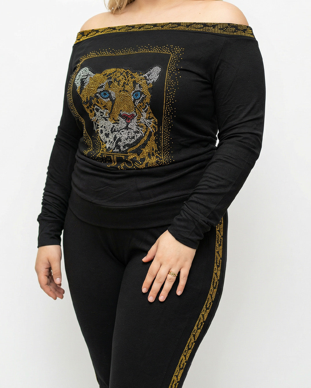 طقم قطن أسود أوف شولدر برسمة الفهد - ستراس كريستال حراري