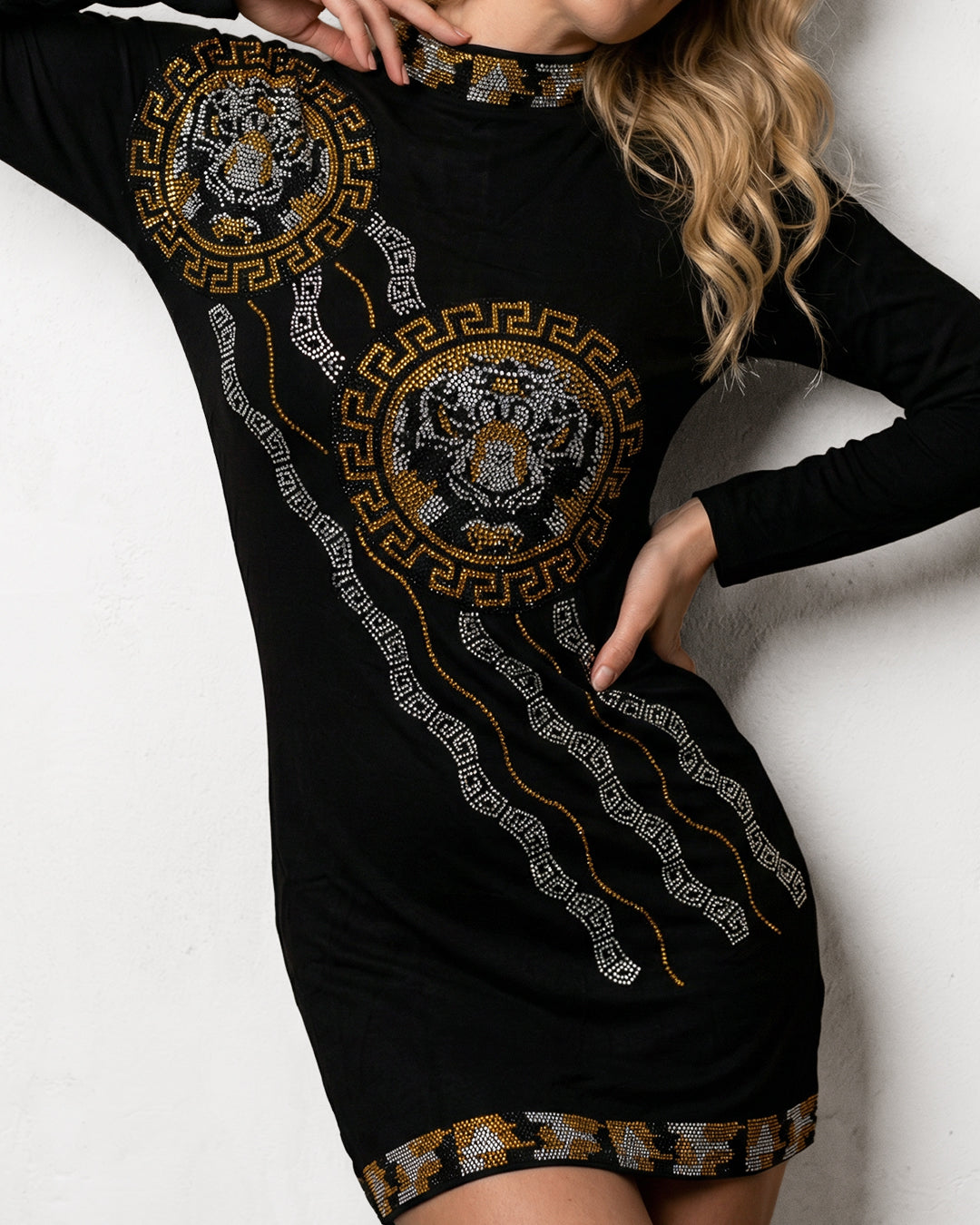 فستان استقبال قصير – أسود قطني بنقوش الميدالية الملكية والنمط اليوناني بستراس كريستال حراري