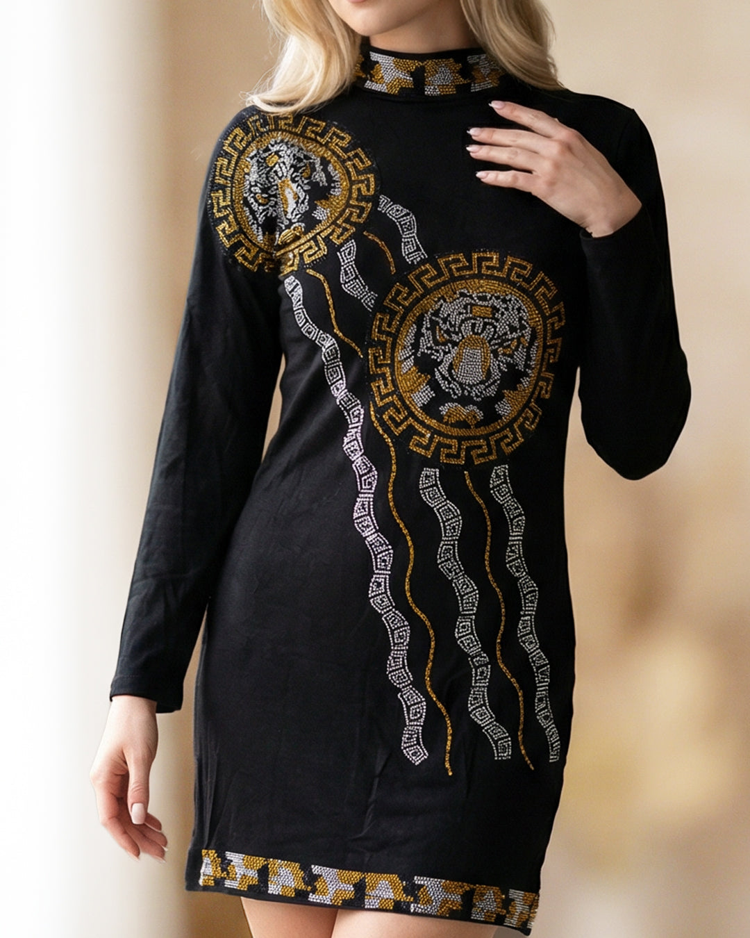 فستان استقبال قصير – أسود قطني بنقوش الميدالية الملكية والنمط اليوناني بستراس كريستال حراري