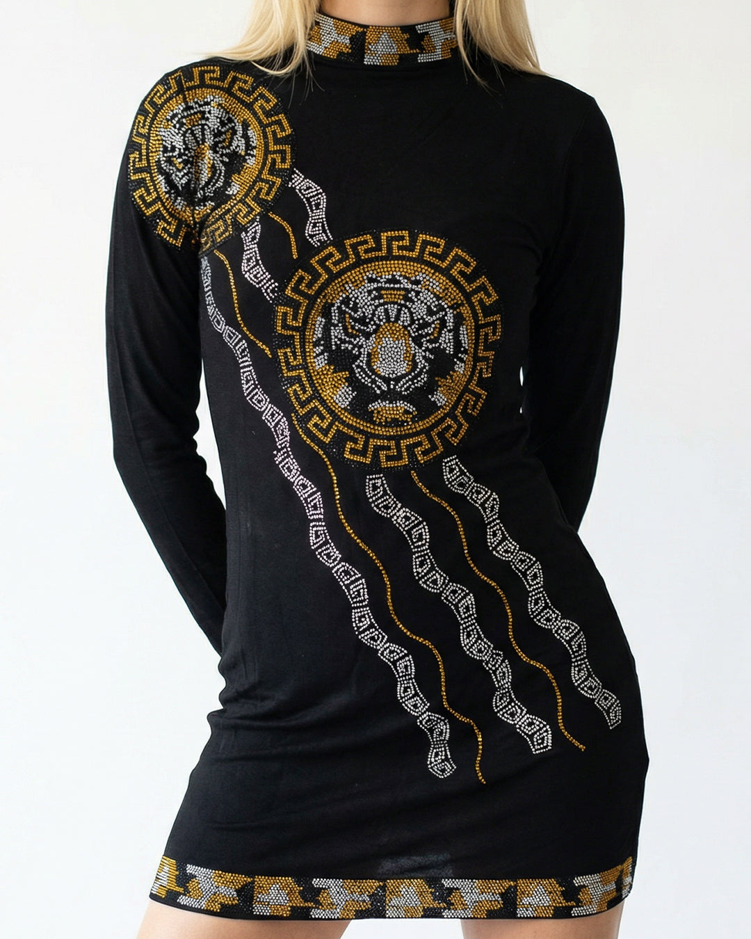 فستان استقبال قصير – أسود قطني بنقوش الميدالية الملكية والنمط اليوناني بستراس كريستال حراري