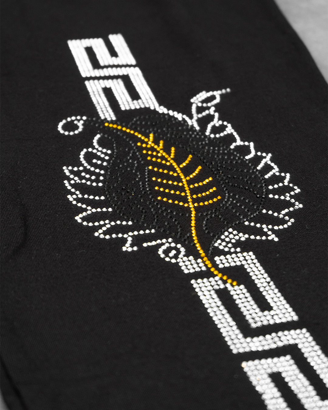 طقم "أثينا" الكلاسيكي – أسود قطني بنقشة المفتاح الإغريقي الكريستالية