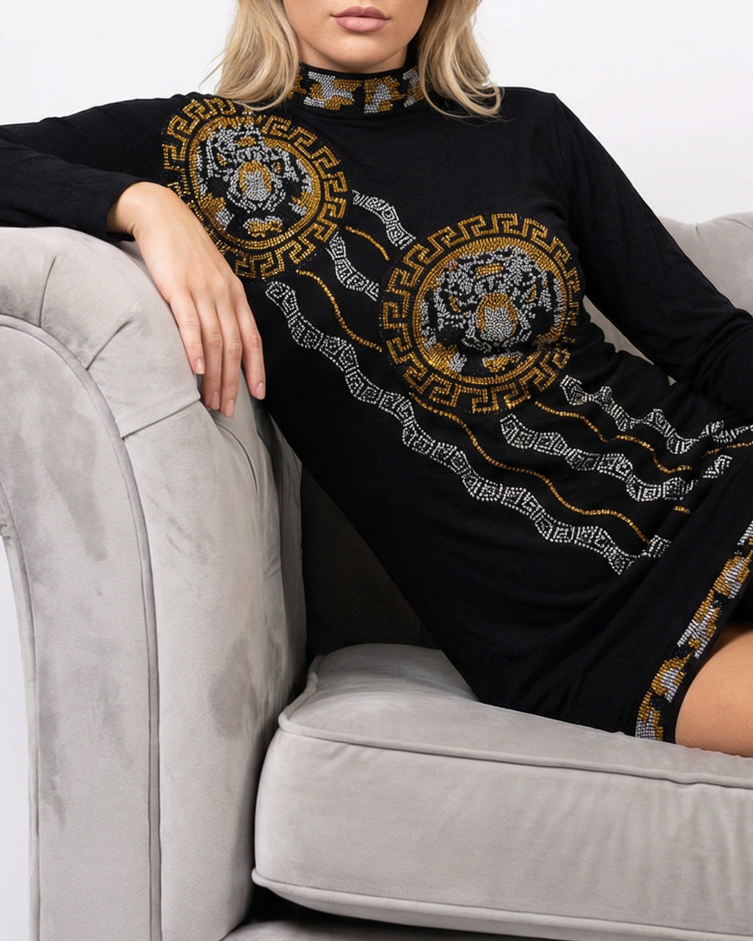 فستان استقبال قصير – أسود قطني بنقوش الميدالية الملكية والنمط اليوناني بستراس كريستال حراري