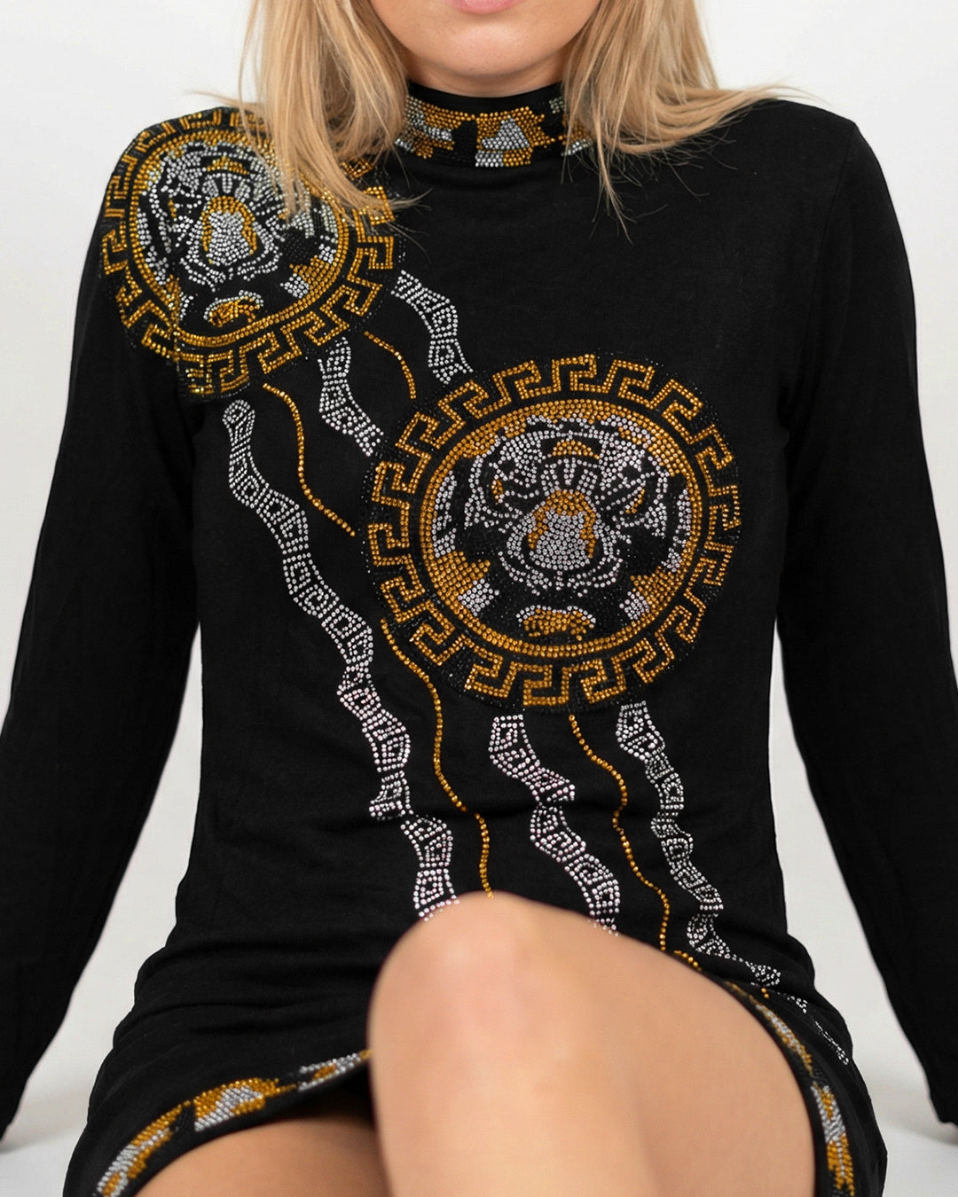 فستان استقبال قصير – أسود قطني بنقوش الميدالية الملكية والنمط اليوناني بستراس كريستال حراري