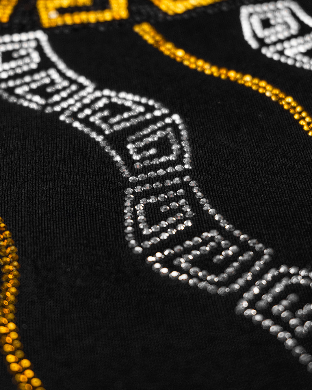 فستان استقبال قصير – أسود قطني بنقوش الميدالية الملكية والنمط اليوناني بستراس كريستال حراري