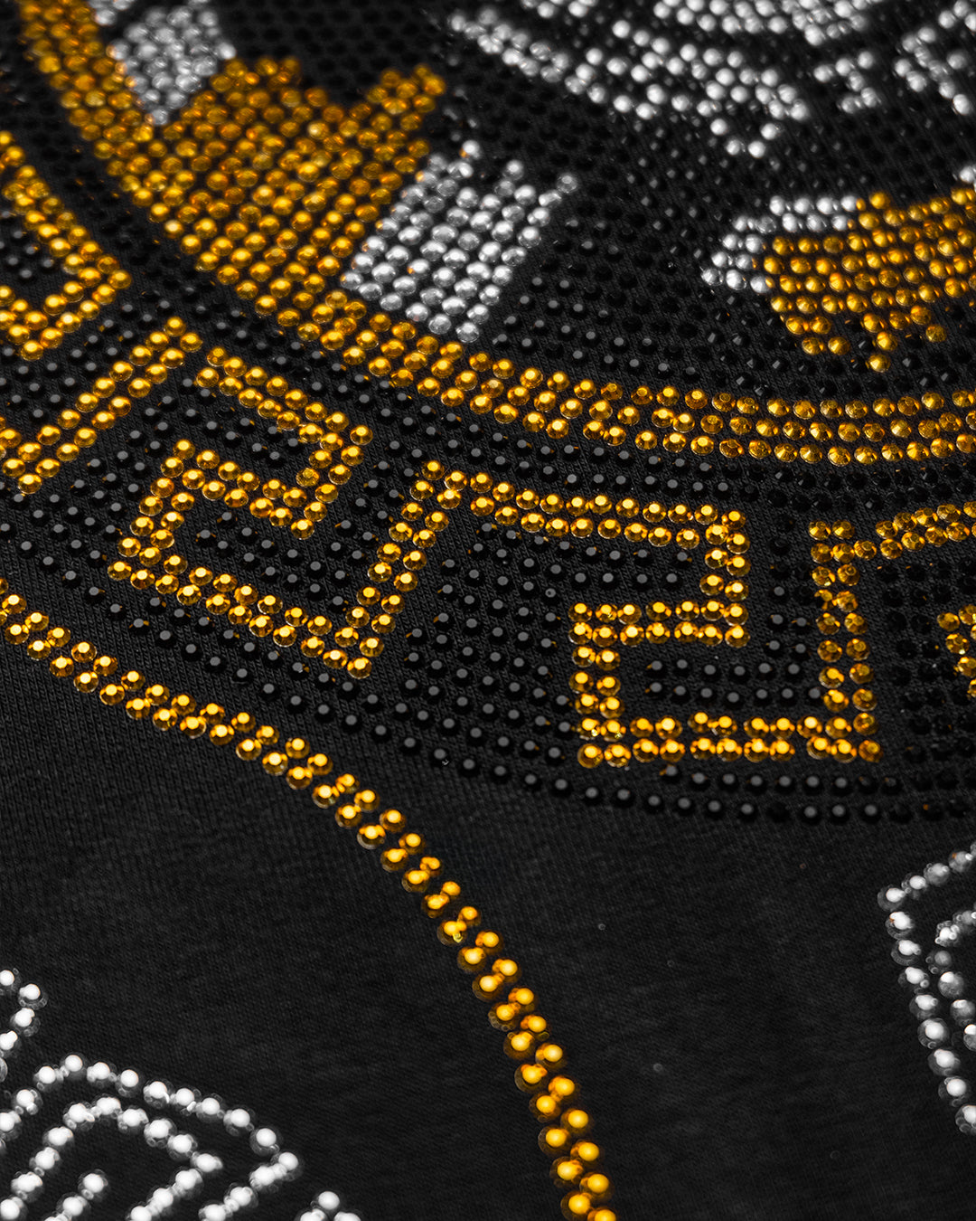 فستان استقبال قصير – أسود قطني بنقوش الميدالية الملكية والنمط اليوناني بستراس كريستال حراري